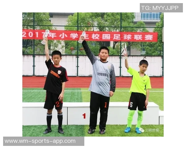 灯光绘出绿茵激情以足球巨星闪耀夜色艺术盛宴